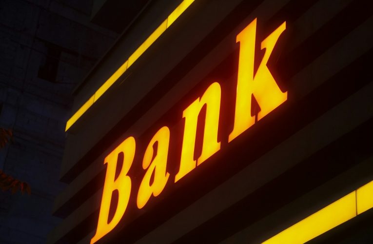 BBVA, 사바델 인수 추진 여부를 대형 투자자 의견에 따라 결정